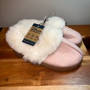 NEW Dearfoams Deluxe Women’s Slippers – Pink, Size Small (5-6)